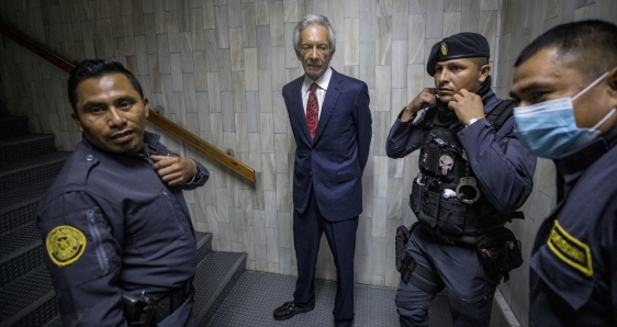 El periodista José Rubén Zamora, antes de que comience el juicio, hoy, en Ciudad de Guatemala. EFE/ESTEBAN BIBA