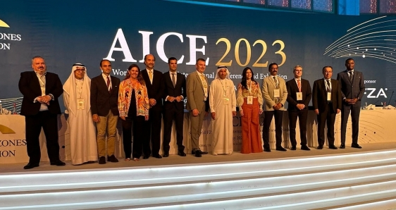 La directora general del Consorci de la Zona Franca de Barcelona, Blanca Sorigué (cuarta persona por la izquierda), en la AICE 2023 de Dubái. CZFB