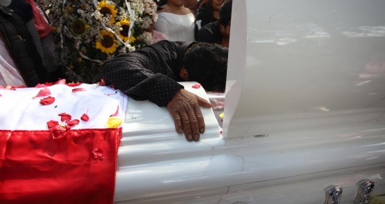 Funeral de un fallecido en las protestas en Ayacucho, Perú, el 18 de diciembre de 2022. EFE/MIGUEL GUTIÉRREZ