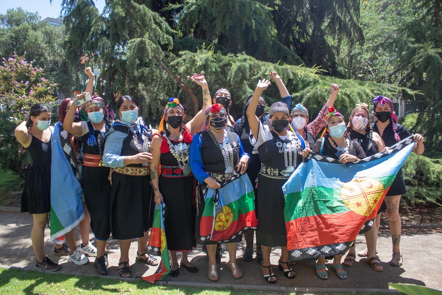 Elisa Loncon, con representantes del pueblo mapuche en la Convención Constitucional de Chile, el 4 de enero de 2022. EFE/JESÚS MARTÍNEZ