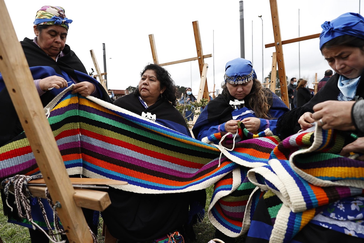 Mujeres mapuche tejen en el ritual Llellipun, en el Parque Costanera de Saavedra, Chile, 21 de mayo de 2022. EFE/ALBERTO VALDÉS 3