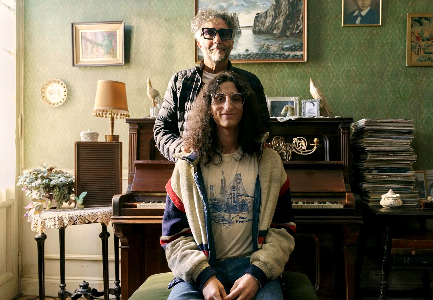 Fito Páez, con Iván Hochman, el actor que interpreta al músico en 'El amor después del amor'. NETFLIX