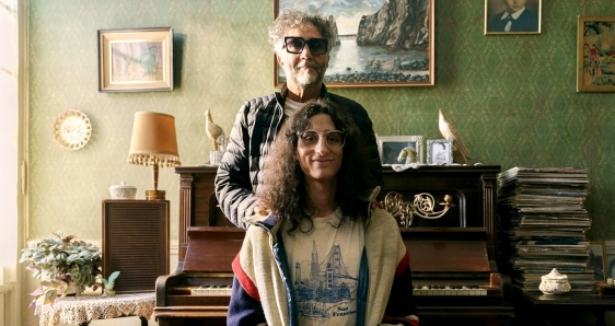 Fito Páez, con Iván Hochman, el actor que interpreta al músico en 'El amor después del amor'. NETFLIX