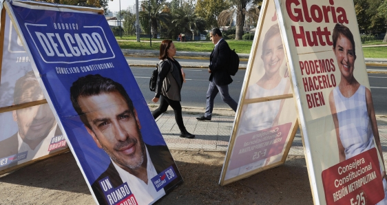 Carteles de candidatos a las nuevas elecciones constituyentes de Chile, en Santiago, el 27 de abril. EFE/ELVIS GONZÁLEZ