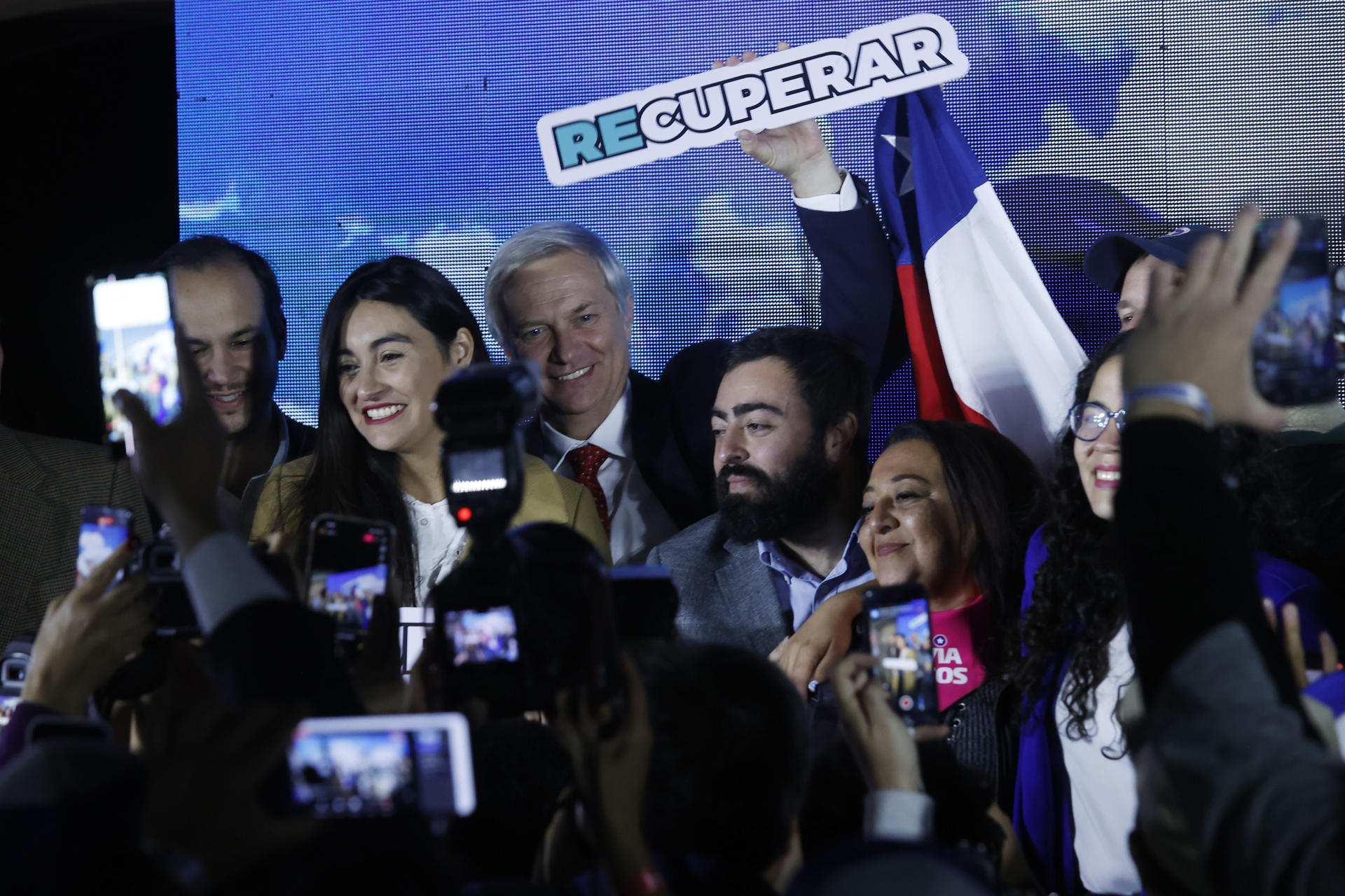 El líder del Partido Republicano de Chile, José Antonio Kast (centro, atrás), tras conocer el resultado de las elecciones constituyentes, este domingo. EFE/ELVIS GONZÁLEZ