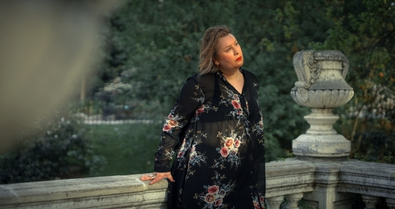 La escritora española Alana S. Portero, autora de 'La mala costumbre'. JAIME LLAMAS & BÁRBARA LARA