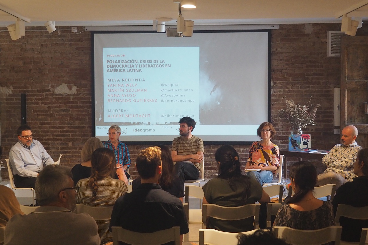 El director de COOLT, Albert Montagut, con Anna Ayuso, Martín Szulman, Yanina Welp y Bernardo Gutiérrez, en el seminario celebrado en la Fábrica Lehmann de Barcelona. A.M.