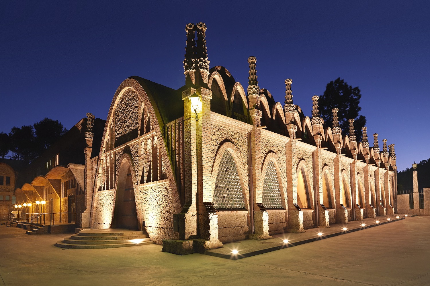 Las bodegas Codorníu, en Sant Sadurní d'Anoia, una obra del arquitectoJosep Puig i Cadafalch.