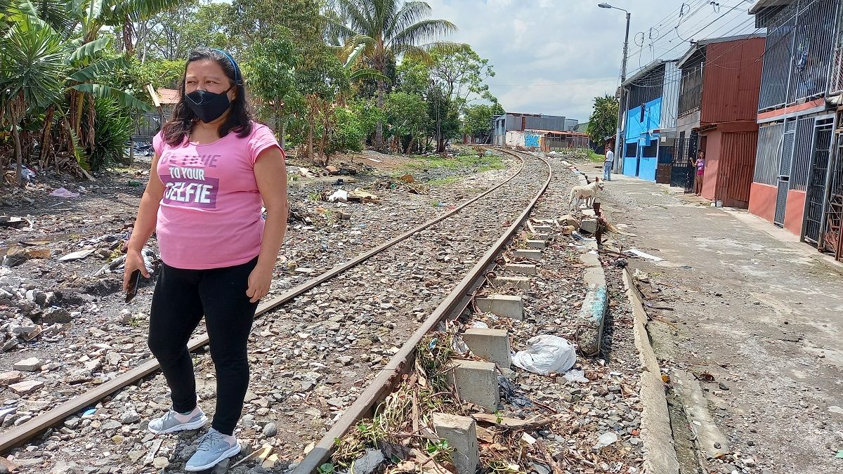 Kathia Salazar, en las vías de tren que cruzan el barrio de Pueblo Nuevo de San José. LUIS BRUZÓN