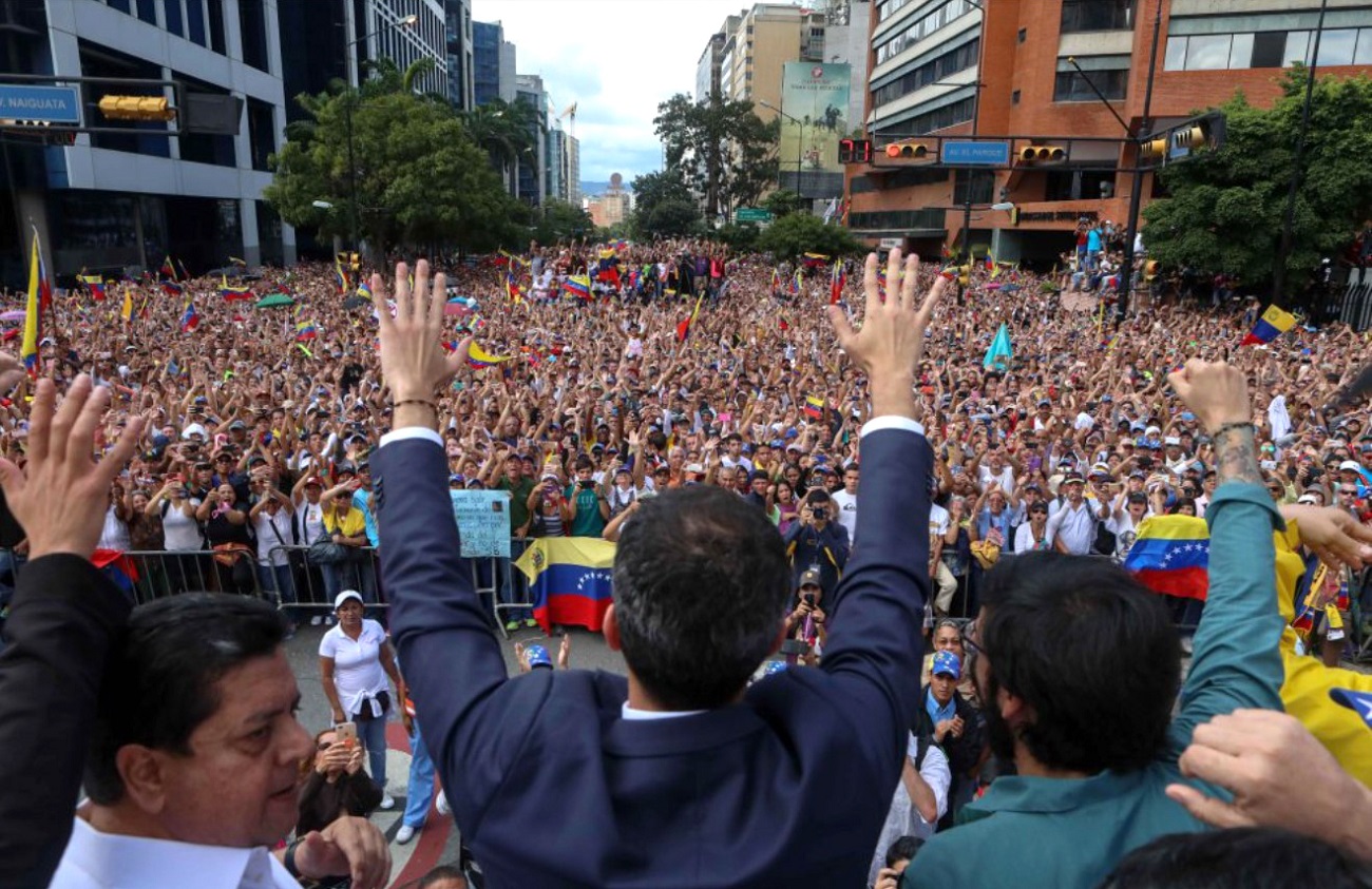 Juan Guaidó, tras proclamarse presidente interino de Venezuela, en Caracas, el 23 de enero de 2019. EFE/CRISTIAN HERNÁNDEZ Juan Guaidó, tras proclamarse presidente interino de Venezuela, en Caracas, el 23 de enero de 2019. EFE/CRISTIAN HERNÁNDEZ
