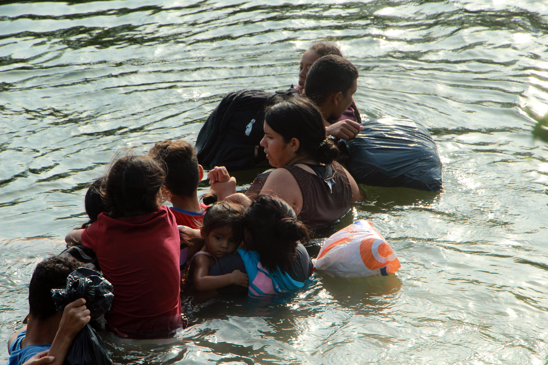 Personas migrantes cruzan el río Bravo para intentar ingresar a Estados Unidos, este 10 de mayo, en Matamoros, México. EFE/ABRAHAN PINEDA JACOME