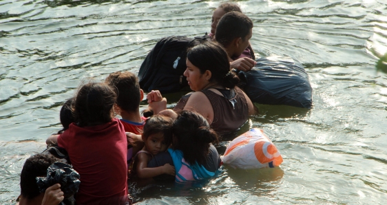 Personas migrantes cruzan el río Bravo para intentar ingresar a Estados Unidos, este 10 de mayo, en Matamoros, México. EFE/ABRAHAN PINEDA JACOME