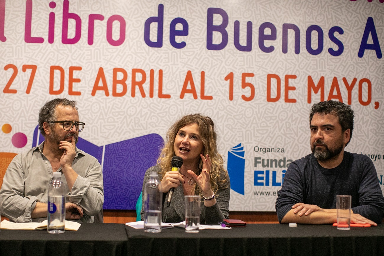 Los escritores chilenos Patricio Fernández, Andrea Jeftanovic y Óscar Contardo, en la Feria Internacional del Libro de Buenos Aires, el 7 de mayo de 2023. SOLANGE ARAVENA