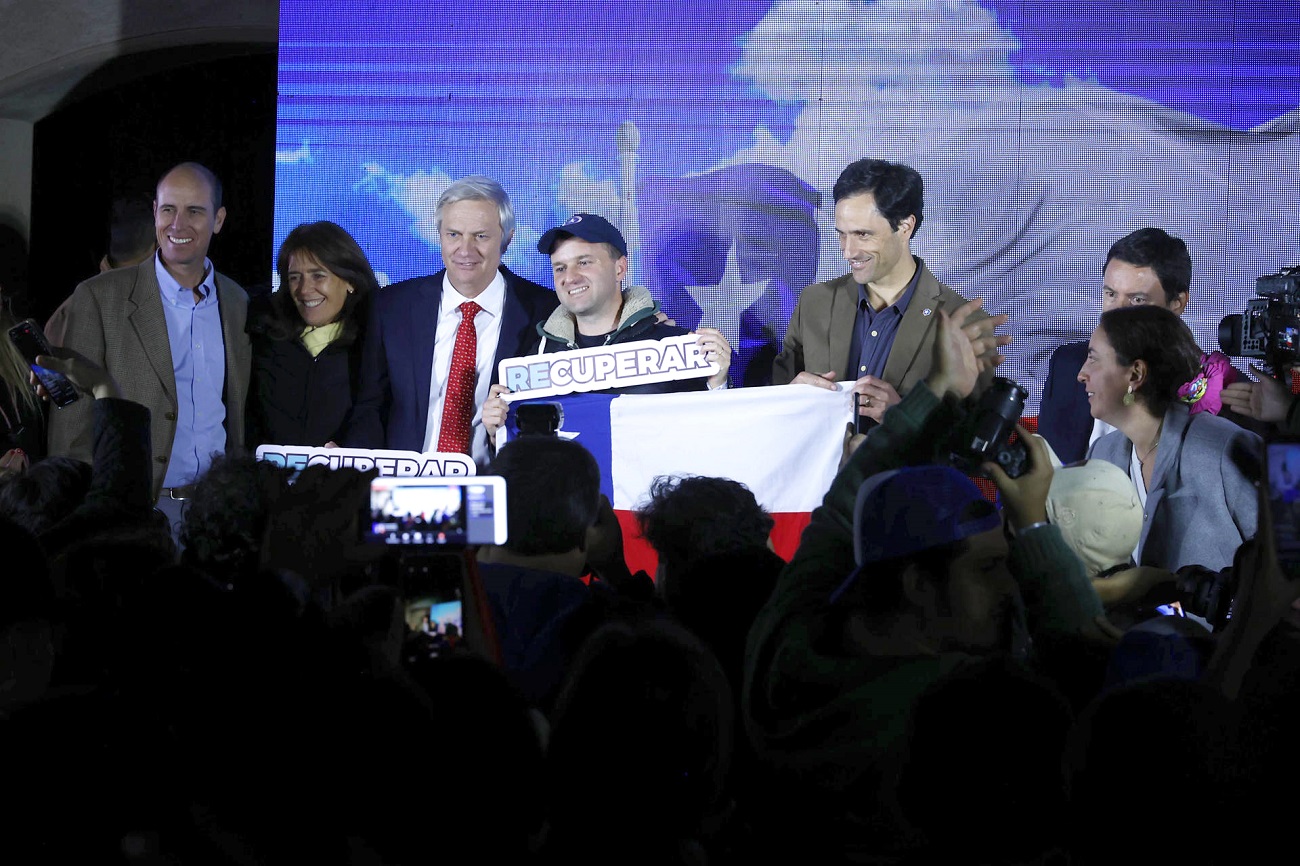 José Antonio Kast, con sus compañeros del Partido Republicano, tras conocer los resultados de las elecciones constituyentes de Chile, 7 de mayo de 2023 EFE ELVIS GONZÁLEZ