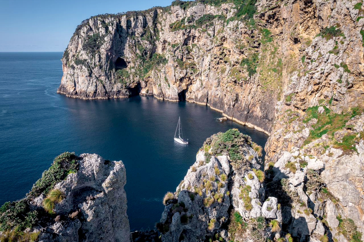 El velero de Raúl Diez Canseco, en la bahía de las Islas de Nueva Zelanda, durante su travesía tras la estela de Túpac Yupanqui. CORTESÍA