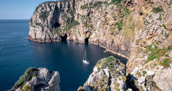 El velero de Raúl Diez Canseco, en la bahía de las Islas de Nueva Zelanda, durante su travesía tras la estela de Túpac Yupanqui. CORTESÍA