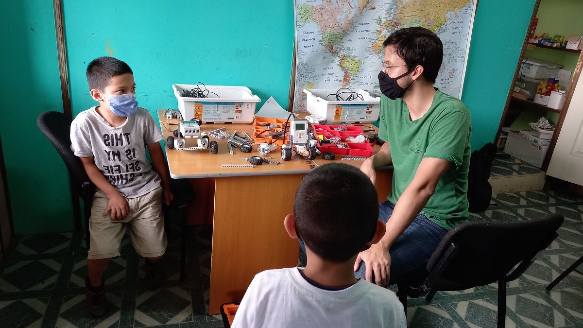 Taller infantil en la Casa Saint-Exupéry de la ONG Fundamentes, en Barrio Nuevo. LUIS BRUZÓN