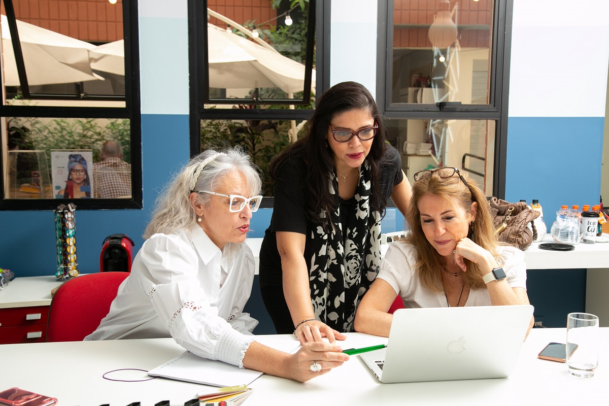 Talento Sênior, ecosistema laboral que pone en contacto a personas mayores de 55 años con empresas emergentes.