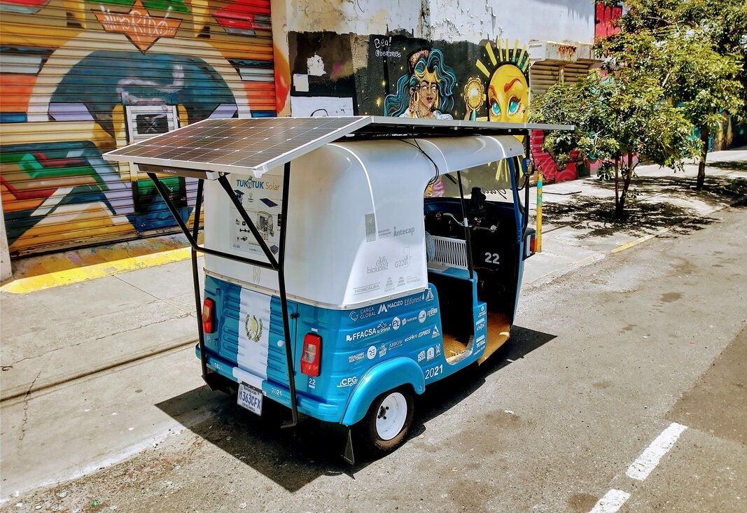 Tuk Tuk Solar, mototaxi propulsado por energía eléctrica y solar.