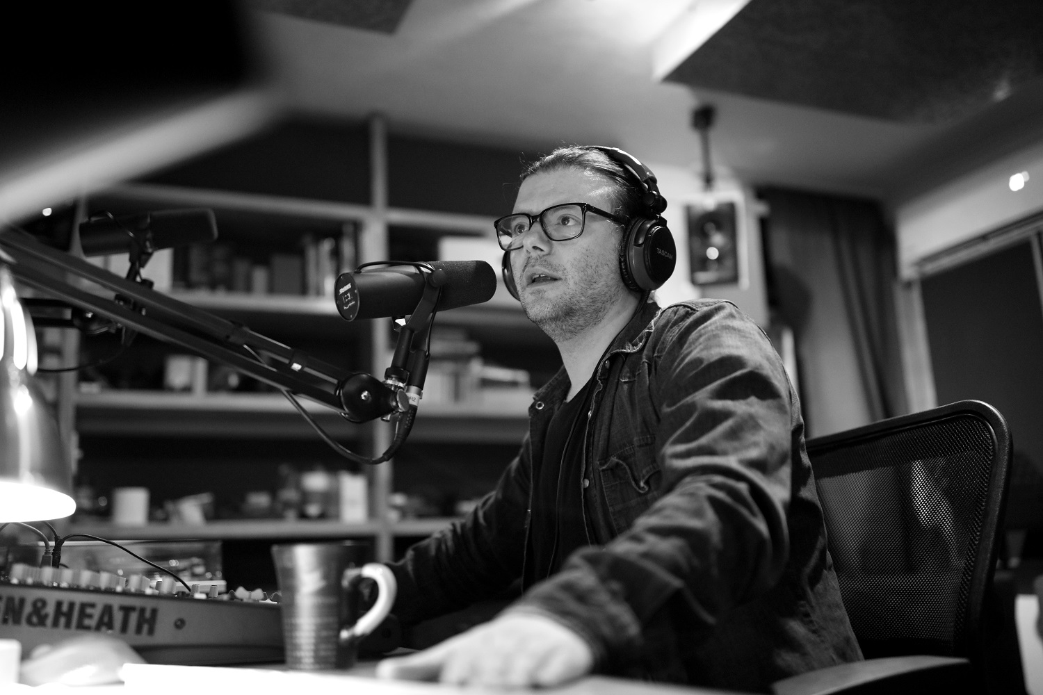 El locutor mexicano Olallo Rubio, durante la grabación de su pódcast. CONVOY NETWORK