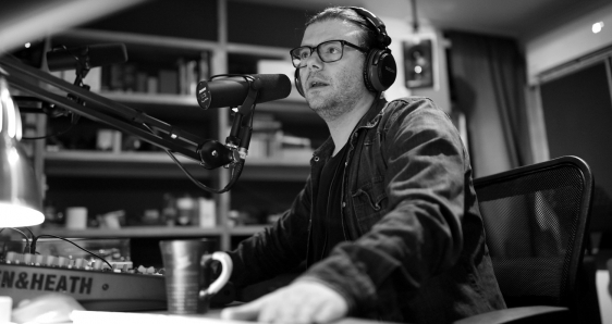El locutor mexicano Olallo Rubio, durante la grabación de su pódcast. CONVOY NETWORK