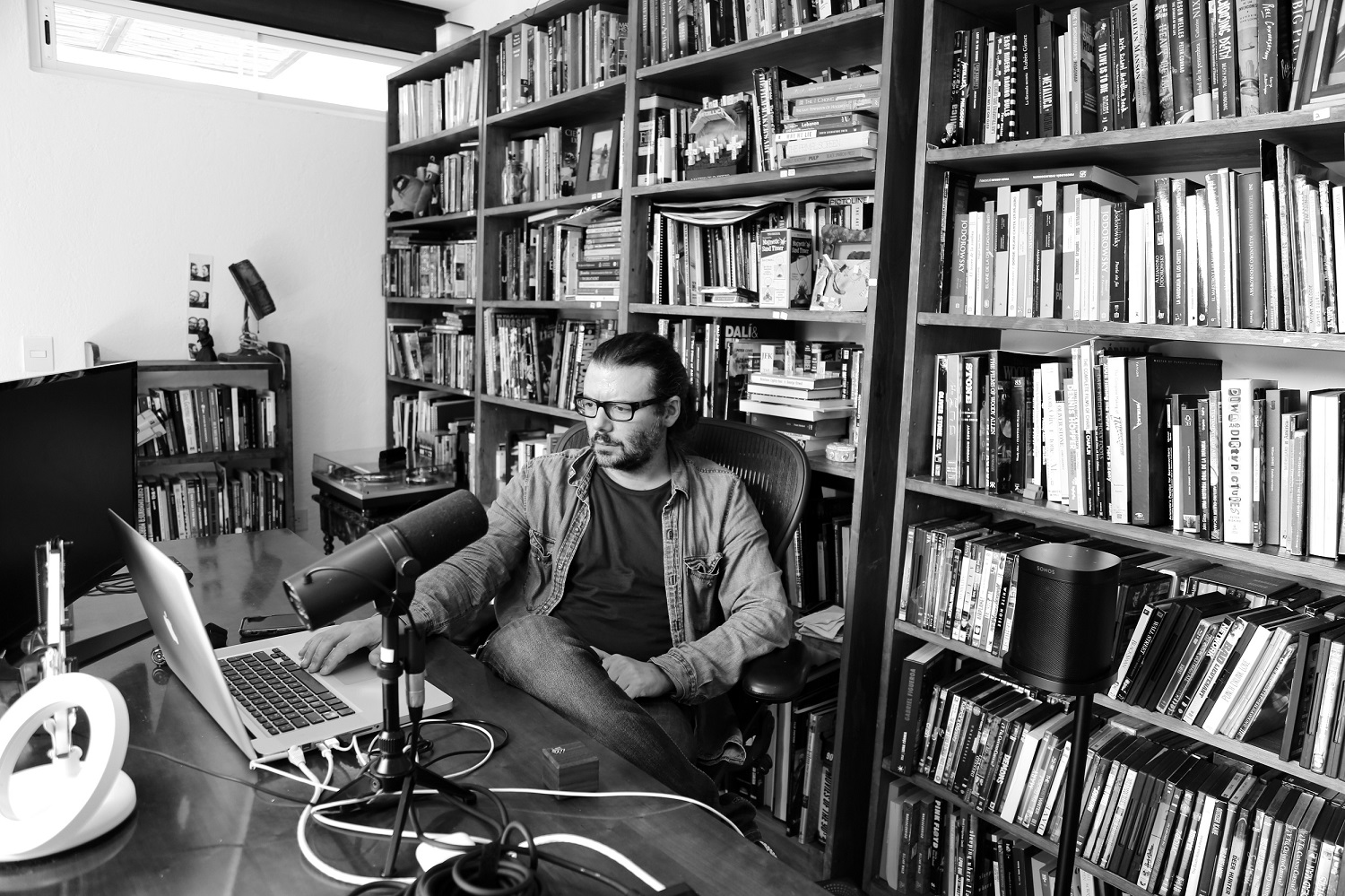 El locutor mexicano Olallo Rubio, en su estudio. CONVOY NETWORK