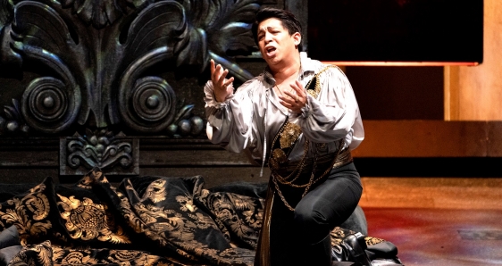 El tenor peruano Iván Ayón-Rivas, en la ópera 'Rigoletto' en el New National Theatre de Tokio. RIKIMARU HOTTA