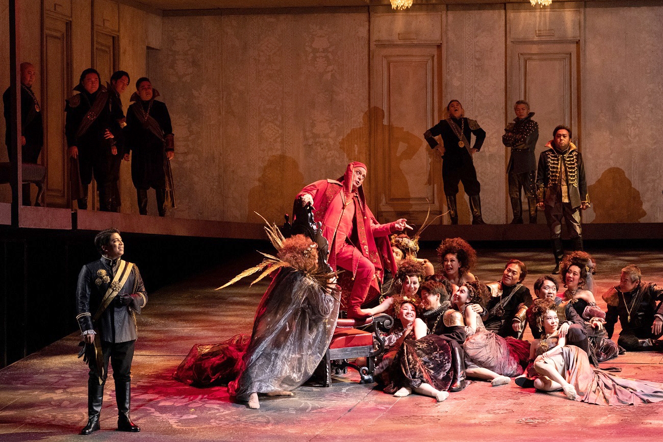 El tenor peruano Iván Ayón-Rivas, en la ópera 'Rigoletto', en el New National Theatre de Tokio. RIKIMARU HOTTA