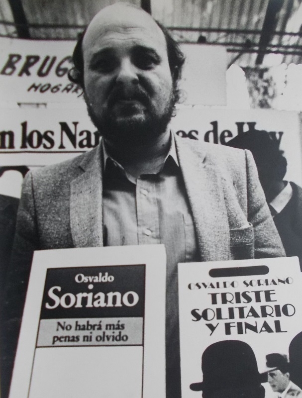 Osvaldo Soriano, en la Feria del Libro de Madrid, en 1982. ARCHIVO