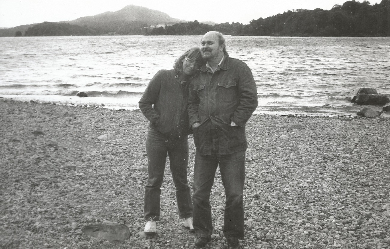 Osvaldo Soriano, con su esposa Catherine, en Bariloche, 1985. CORTESÍA