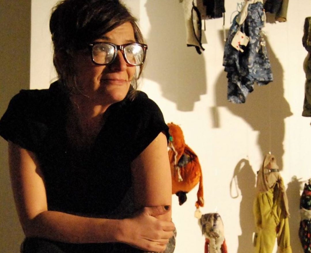 La artista Jacqueline Bonacic-Doric, con algunas de sus esculturas textiles. ANA WERNICKE