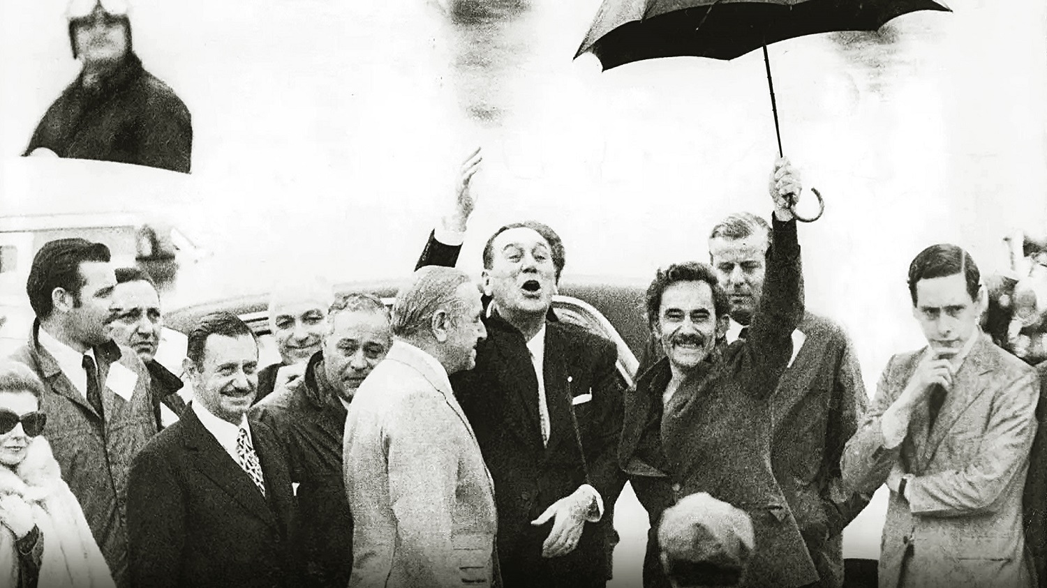 Perón, a su regreso a Argentina, el 17 de noviembre de 1972, con José Ignacio Rucci (con el paraguas) y Juan Manuel Abad Medina (derecha). ARCHIVO