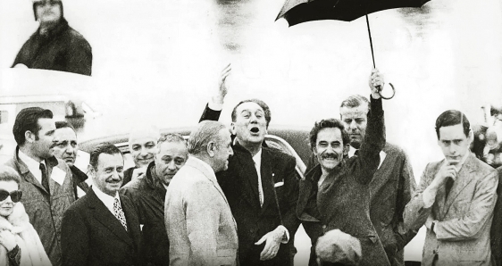Perón, a su regreso a Argentina, el 17 de noviembre de 1972, con José Ignacio Rucci (con el paraguas) y Juan Manuel Abad Medina (derecha). ARCHIVO