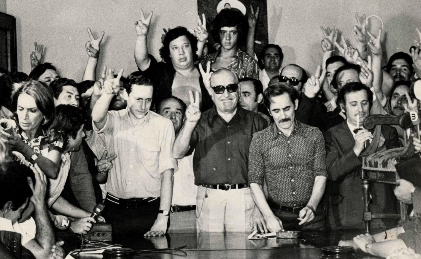 El candidato presidencial del Frente Justicialista, Héctor Cámpora, flanqueado por Juan Manuel Abal Medina y José Ignacio Rucci, en 1973. ARCHIVO