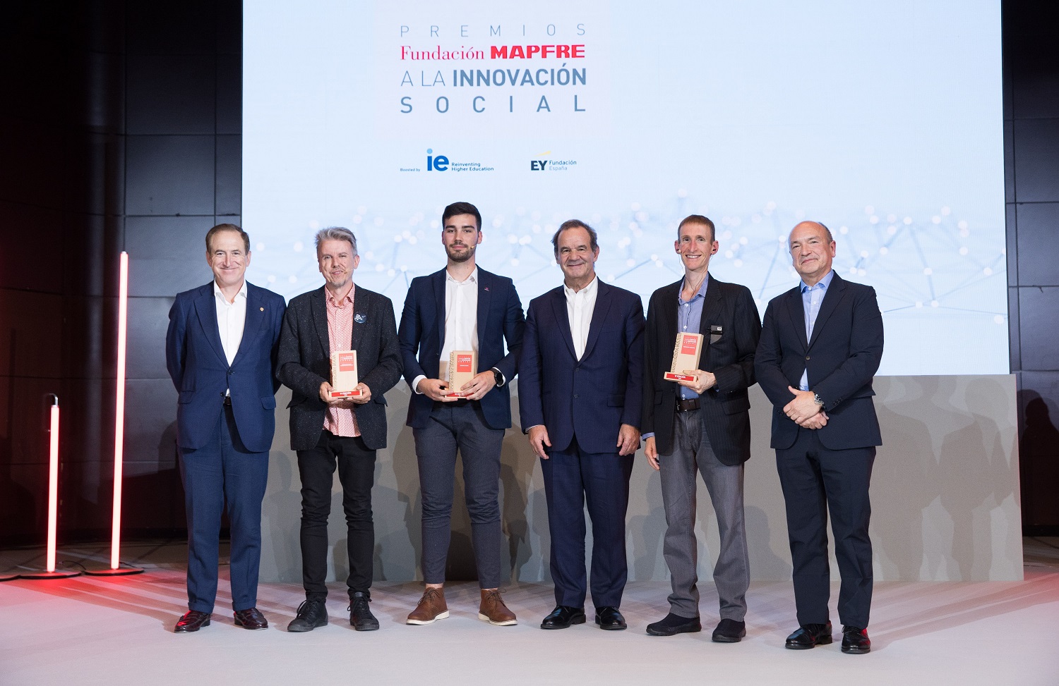 Antonio Huertas (pte. MAPFRE y Fundación MAPFRE), José Carnero (Unoentrecienmil), Eneko Calvo (LUP), Andrés Allamand (secretario gral. iberoamericano), Ryan Frankel (TASL) y Santiago Íñiguez (pte. IE), en la entrega de los Premios a la Innovación Social.  MAPFRE