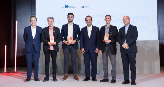 Antonio Huertas (pte. MAPFRE y Fundación MAPFRE), José Carnero (Unoentrecienmil), Eneko Calvo (LUP), Andrés Allamand (secretario gral. iberoamericano), Ryan Frankel (TASL) y Santiago Íñiguez (pte. IE), en la entrega de los Premios a la Innovación Social.  MAPFRE