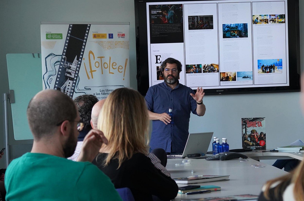 El fotógrafo Carlos Spottorno, en un club de lectura en la fábrica Benteler de Burgos, 14 de marzo de 2023. FUNDACIÓN ANASTASIO DE GRACIA