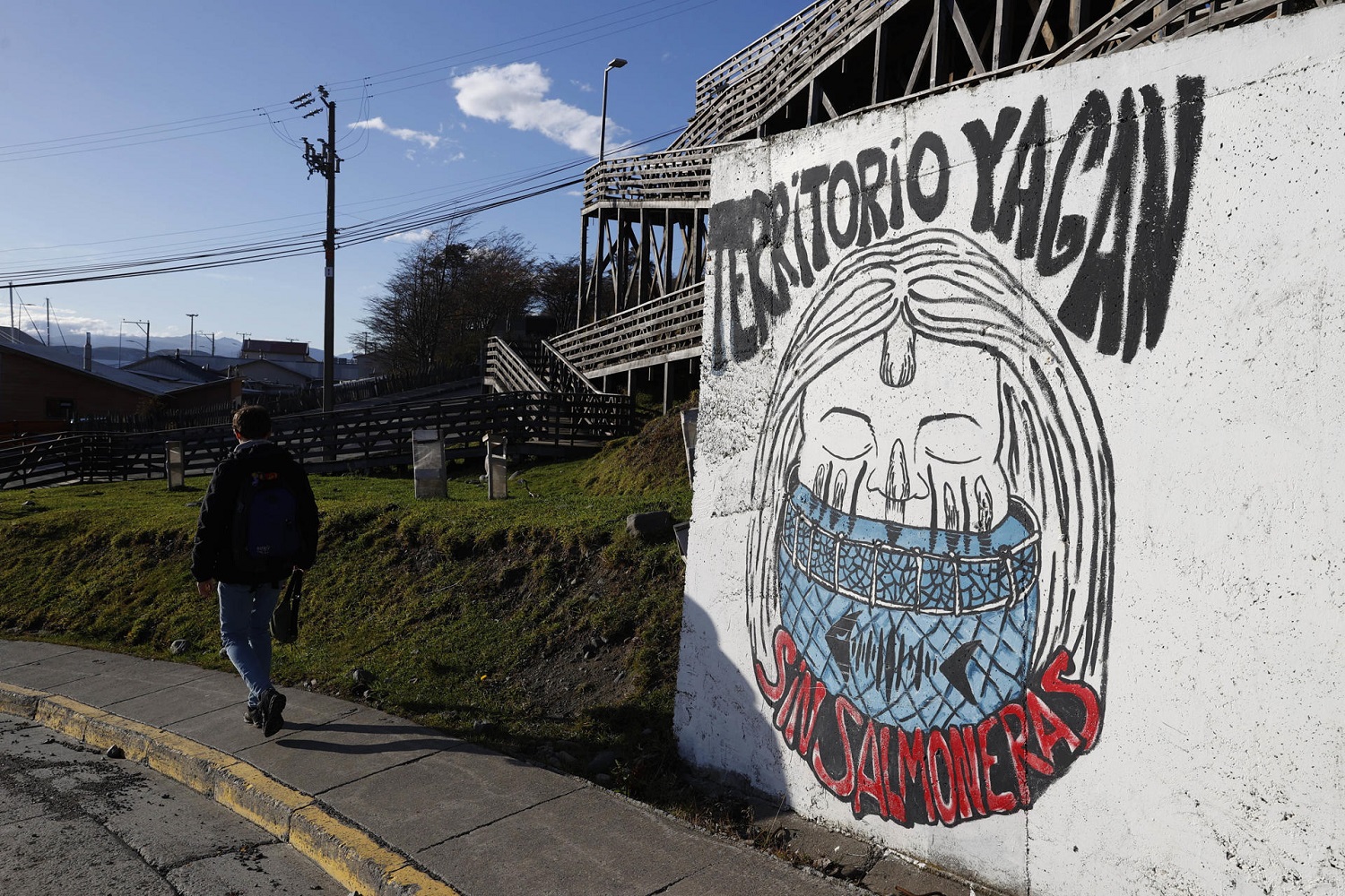 Mural de la comunidad yagán en Puerto Williams, Chile, el 14 de mayo de 2023. EFE/ELVIS GONZÁLEZ