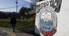 Mural de la comunidad yagán en Puerto Williams, Chile, el 14 de mayo de 2023. EFE/ELVIS GONZÁLEZ