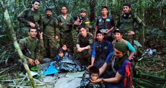 Soldados e indígenas junto a los niños rescatados tras 40 días en la selva, en Guaviare, Colombia, este 9 de junio de 2023. EFE/FUERZAS MILITARES DE COLOMBIA