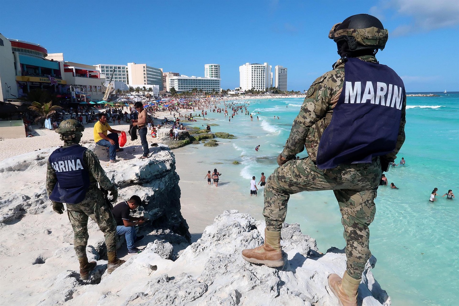 Miembros de la Marina vigilan una playa en Cancún, el 15 de abril de 2022, en un ejemplo de la militarización de México. EFE/ALONSO CUPUL