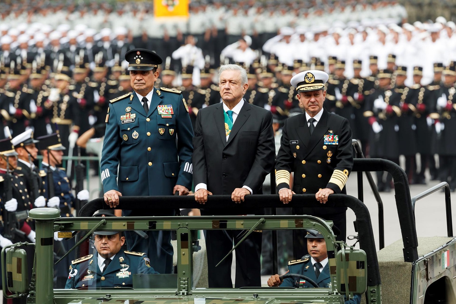 El presidente de México, Andrés Manuel López Obrador, con el secretario de Defensa Nacional y el de Marina, en Ciudad de México, el 20 de noviembre de 2022. EFE/MARIO GUZMÁN