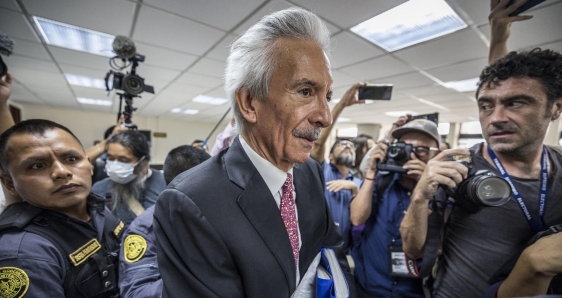 El periodista José Rubén Zamora, a su llegada a la Torre de Tribunales de Ciudad de Guatemala, este 14 de junio. EFE/ESTEBAN BIBA