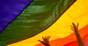 Bandera arcoíris en una manifestación de la comunidad LGTBIQ+. EFE/IDREES MOHAMMED