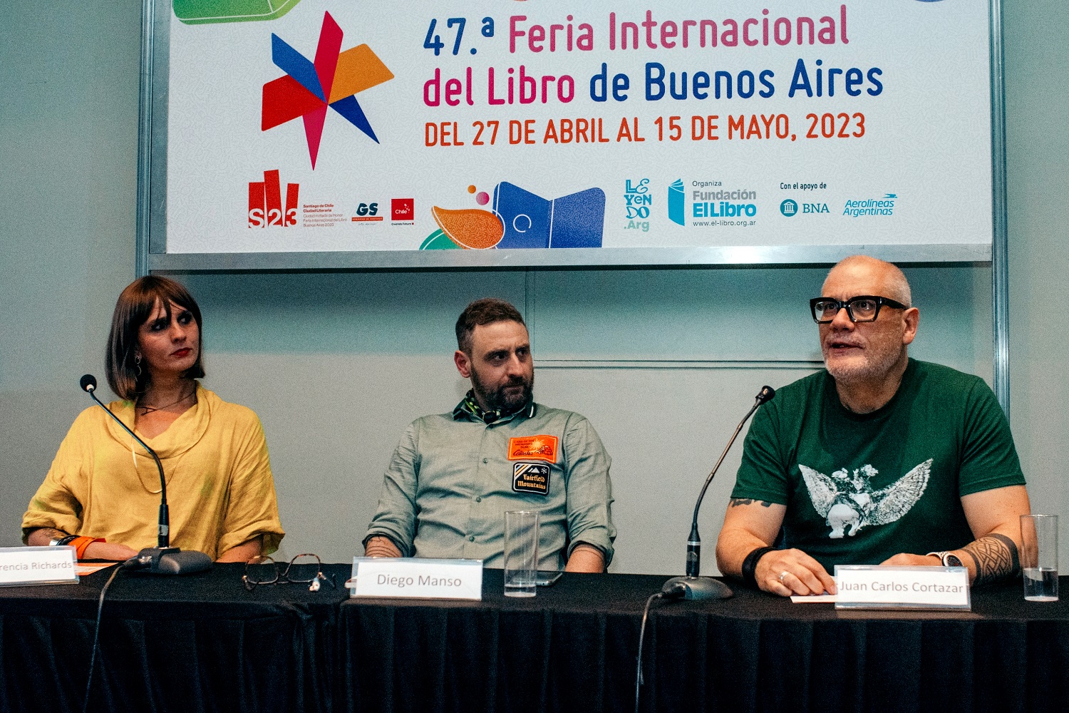 Ariel Florencia Richards, Diego Manso y Juan Carlos Cortázar, en la mesa sobre escritura LGTIBQ+ de la Feria del Libro de Buenos Aires.
