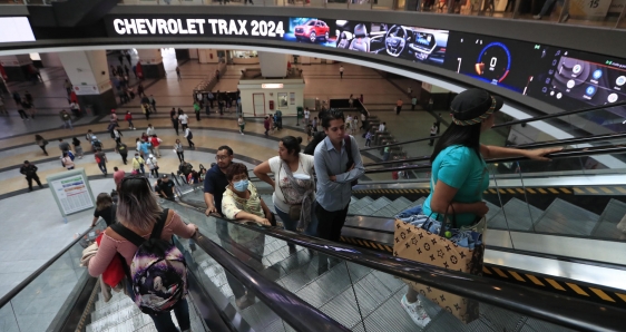 Visitantes de un centro comercial en Ciudad de México, el 16 de junio de 2023. EFE/MARIO GUZMÁN