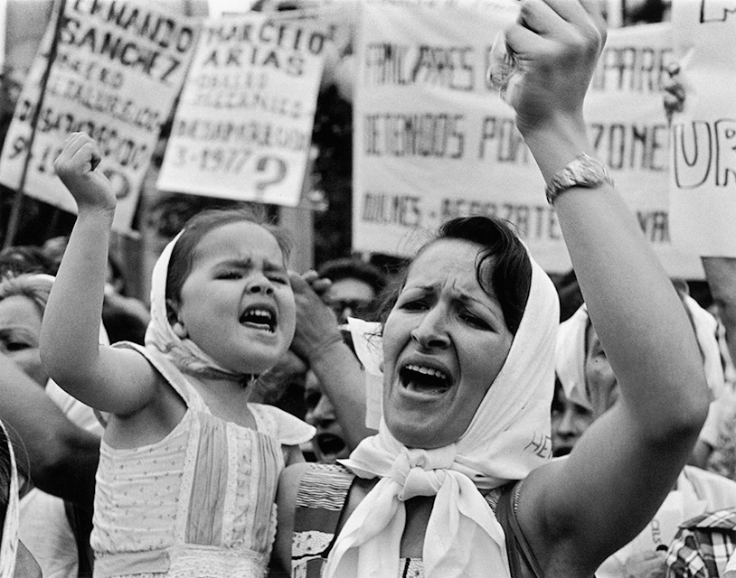 Fotografía 'Madre e hija de Plaza de Mayo', de Adriana Lestido (1982). CORTESÍA