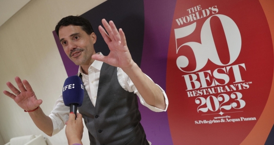 El chef del restaurante peruano Central, Virgilio Martínez, tras recibir el premio al mejor restaurante del mundo, en Valencia, este 20 de junio. EFE/MANUEL BRUQUE