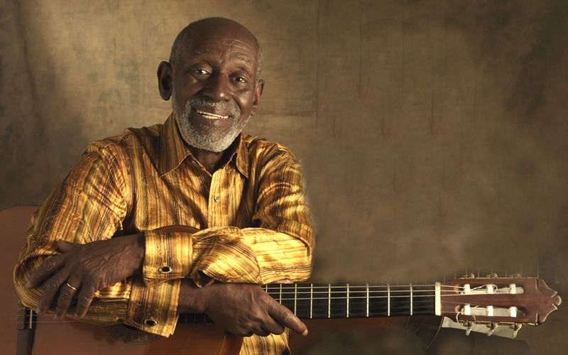 El cantante brasileño Nelson Sargento, con su guitarra. ARCHIVO