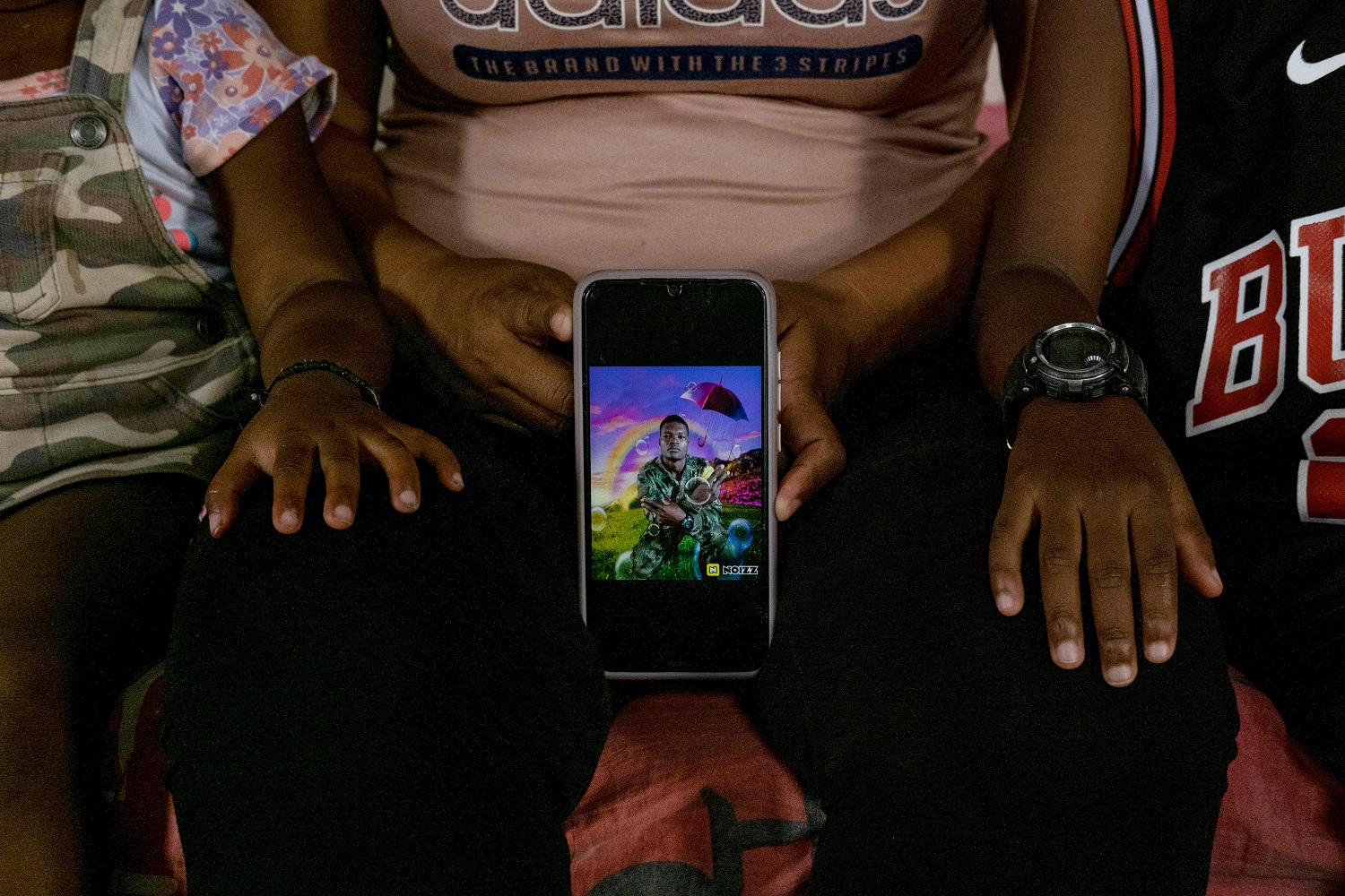 Rugelita y sus dos hijos, con una foto de Luis Fernando, firmante de paz asesinado en 2021 en Colombia. MARIO TORO QUINTERO Rugelita y sus dos hijos, con una foto de Luis Fernando, firmante de paz asesinado en 2021 en Colombia. MARIO TORO QUINTERO